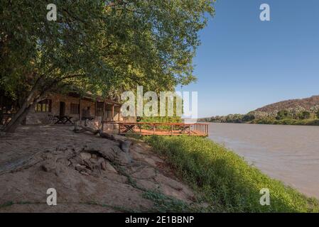 Terrasse en bois avec vue sur la rivière Kunene, Namibie Banque D'Images