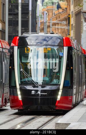 Le réseau de trains légers de Sydney (ou « Sundney Light Rail ») est un système de transport public récemment construit qui dessert la ville de Sydney, en Australie. Il se compose actuellement de trois lignes passagers : les lignes L1 (ville à Dulwich Hill), L2 (ville à Randwick) et L3 (ville à Kingsford). Au cours de l'exercice 2020 (2019-2020), plus de 12 millions de voyages de passagers ont été effectués sur le réseau. Photo : le système de train léger de Sydney sur George Street à la gare de Wynyard, dans le centre-ville de Sydney. Banque D'Images