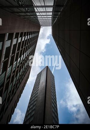 Le spectaculaire immeuble Alpha Tower qui s'affiche la piste d'avions à réaction géant au-dessus du paysage urbain du secteur commercial À Birmingham, Royaume-Uni Banque D'Images