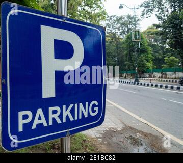 Un grand panneau bleu pour le stationnement en INDE. Banque D'Images