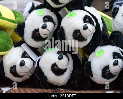 Jouets en peluche ou ours de panda en peluche à vendre avec des étiquettes de prix. Banque D'Images