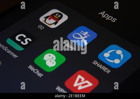 Stafford, Royaume-Uni - janvier 6 2021: Alipay, WeChat, QQ, ShareIt, CamScanner, applications WPS Office vues sur l'écran du smartphone. Chinois interdit a Banque D'Images