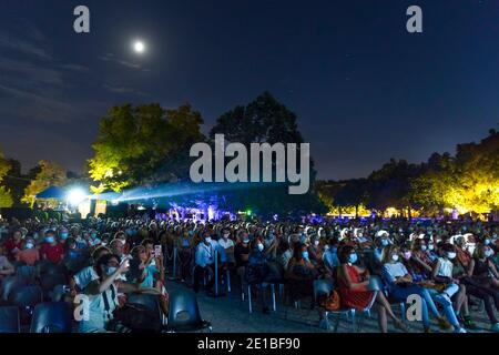 Nîmes (sud-est de la France): Cinéma de plein air dans le cadre du Festival du film de 2020 "UN réalisateur dans la ville" (Français "un réalisateur dans la v Banque D'Images