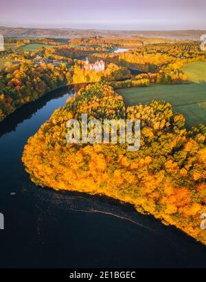 Château de Czocha aux couleurs de l'automne. Stankowice-Sucha, Basse-Silésie, Pologne. Banque D'Images