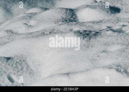 Douce neige douce et douce par temps froid. Paysage d'hiver avec champ couvert de neige Banque D'Images