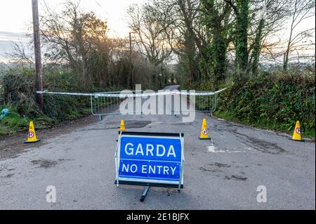 Midleton, Comté de Cork, Irlande. 6 janvier 2021. Des restes de squelette ont été trouvés sur la voie de verdure entre Midleton et Youghal la nuit dernière, juste à l'extérieur de Midleton. Gardai a la route menant à la découverte scellé. Le pathologiste doit examiner les remiens aujourd'hui. Crédit : AG News/Alay Live News Banque D'Images