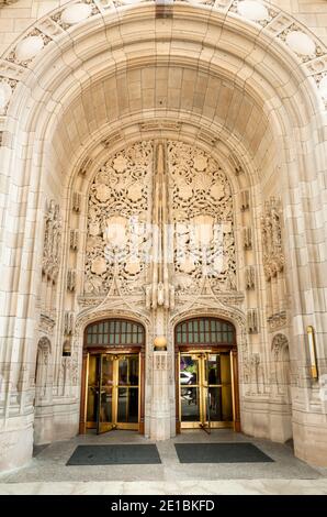Porte d'entrée de la Tour Tribune dans le centre-ville de Chicago, Illinois, États-Unis Banque D'Images