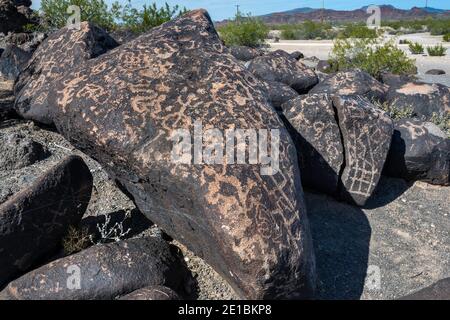 Pétroglyphes par personnes Hohokam, peint au site de pétroglyphes Rock, désert de Sonora, près de Gila Bend, en Arizona, USA Banque D'Images