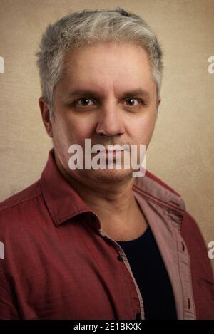 Portrait d'un homme d'affaires caucasien décontracté dans son habillage des années quarante pour travailler dans une chemise couleur fleur corail Banque D'Images