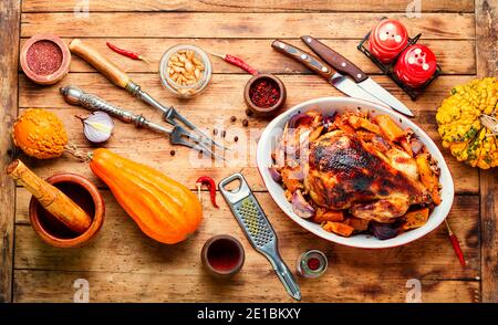 Perdrix rôtis garni de citrouille sur une table de style rustique.jour de Thanksgiving. Banque D'Images