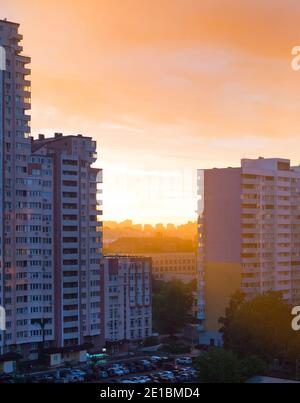 Horizon de Kiev quartier vivant typique dans la pluie au coucher du soleil. Ukraine Banque D'Images