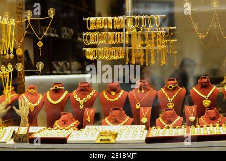 Gaziantep, Anatolie du Sud-est, Turquie. 22 décembre 2020. Gaziantep, Turquie. Bijoux d'or dans un magasin de bijoutier de la ville de Gaziantep, dans le sud de la Turquie. En Anatolie, la tradition de la fabrication de bijoux en or remonte à plus de 5,000 ans, et selon le Conseil mondial de l'or, la Turquie est actuellement le troisième plus grand centre de fabrication mondial de bijoux en or crédit: Muhammad ATA/IMAGESLIVE/ZUMA Wire/Alay Live News Banque D'Images