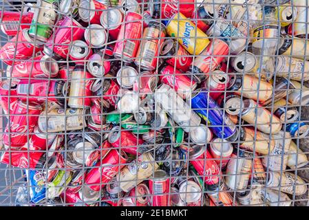 Une grande cage en acier visible d'aluminium usagé (aluminium) Boîtes collectées prêtes à être recyclées en Australie Banque D'Images