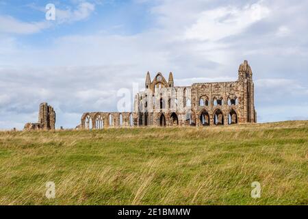 Les ruines de l'abbaye de Whitby, Yorkshire. Banque D'Images