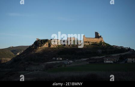 Vue panoramique sur le château historique médiéval de la ville village sur la colline Frias Las Merindades Burgos Castille et Leon Espagne Europe Banque D'Images