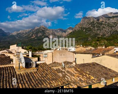 Vue sur les toits vers les montagnes de Serra de Tramuntana à Soller dans le nord-ouest de Majorque Espagne un site classé au patrimoine mondial de l'UNESCO. Banque D'Images