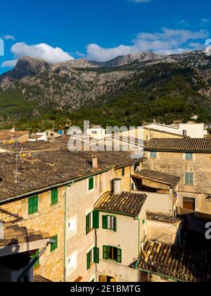 Vue sur les toits vers les montagnes de Serra de Tramuntana à Soller dans le nord-ouest de Majorque Espagne un site classé au patrimoine mondial de l'UNESCO. Banque D'Images