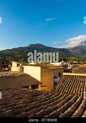 Vue sur les toits vers les montagnes de Serra de Tramuntana à Soller dans le nord-ouest de Majorque Espagne un site classé au patrimoine mondial de l'UNESCO. Banque D'Images