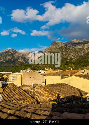 Vue sur les toits vers les montagnes de Serra de Tramuntana à Soller dans le nord-ouest de Majorque Espagne un site classé au patrimoine mondial de l'UNESCO. Banque D'Images