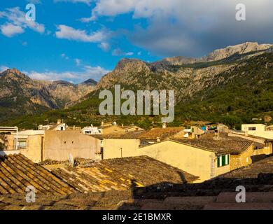 Vue sur les toits vers les montagnes de Serra de Tramuntana à Soller dans le nord-ouest de Majorque Espagne un site classé au patrimoine mondial de l'UNESCO. Banque D'Images