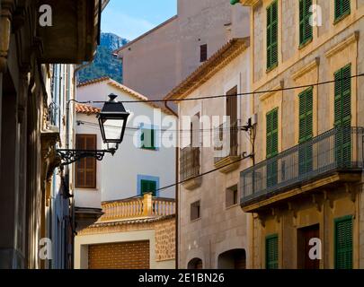 Fenêtres et balcons sur des maisons dans une rue étroite typique de Soller une ville sur la côte nord-ouest de Majorque dans les îles Baléares Espagne. Banque D'Images