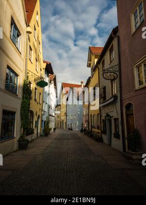 Vue panoramique sur une allée pavée vide rue piétonne dans la vieille ville historique façade colorée à Fussen Fuessen Ostallgaeu Allgau, Swabia Banque D'Images