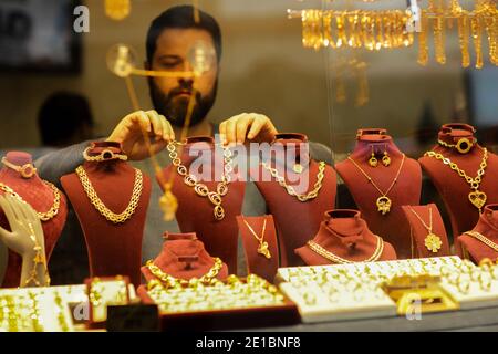 Gaziantep, Anatolie du Sud-est, Turquie. 22 décembre 2020. Gaziantep, Turquie. Bijoux d'or dans un magasin de bijoutier de la ville de Gaziantep, dans le sud de la Turquie. En Anatolie, la tradition de la fabrication de bijoux en or remonte à plus de 5,000 ans, et selon le Conseil mondial de l'or, la Turquie est actuellement le troisième plus grand centre de fabrication mondial de bijoux en or crédit: Muhammad ATA/IMAGESLIVE/ZUMA Wire/Alay Live News Banque D'Images