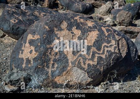 Pétroglyphes par personnes Hohokam, peint au site de pétroglyphes Rock, désert de Sonora, près de Gila Bend, en Arizona, USA Banque D'Images