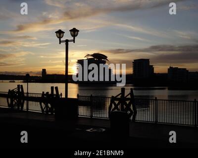 Cardiff pays de Galles Royaume-Uni 26 novembre 20 coucher de soleil dans la baie de Cardiff Avec l'hôtel St David en silhouette contre la ligne d'horizon Photo de Richard Williams ca Banque D'Images