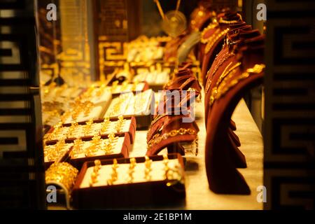 Gaziantep, Anatolie du Sud-est, Turquie. 22 décembre 2020. Gaziantep, Turquie. Bijoux d'or dans un magasin de bijoutier de la ville de Gaziantep, dans le sud de la Turquie. En Anatolie, la tradition de la fabrication de bijoux en or remonte à plus de 5,000 ans, et selon le Conseil mondial de l'or, la Turquie est actuellement le troisième plus grand centre de fabrication mondial de bijoux en or crédit: Muhammad ATA/IMAGESLIVE/ZUMA Wire/Alay Live News Banque D'Images