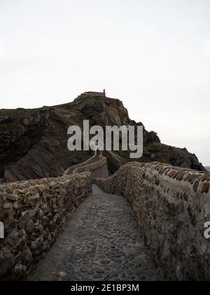 Vue panoramique de la passerelle en escalier en pierre jusqu'à l'îlot de Gaztelugatxe château ermitage chapelle île Bermeo pays Basque Espagne Europe Banque D'Images