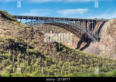 Pont d'arche de treillis au-dessus de Burro Creek sur l'autoroute US 93, vue depuis la zone de loisirs de Burro Creek, le désert de Sonoran, près de Wikieup, Arizona, États-Unis Banque D'Images