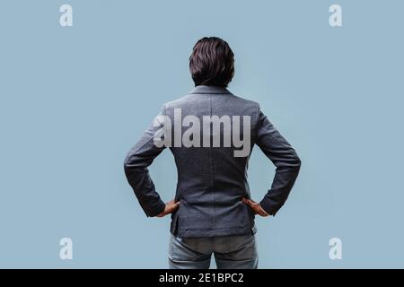 L'homme d'affaires dans sa veste a plié les mains sur sa ceinture, la vue de derrière Banque D'Images
