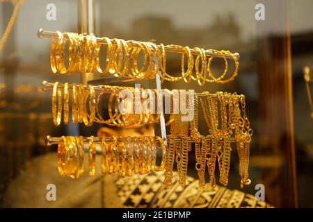 Gaziantep, Anatolie du Sud-est, Turquie. 22 décembre 2020. Gaziantep, Turquie. Bijoux d'or dans un magasin de bijoutier de la ville de Gaziantep, dans le sud de la Turquie. En Anatolie, la tradition de la fabrication de bijoux en or remonte à plus de 5,000 ans, et selon le Conseil mondial de l'or, la Turquie est actuellement le troisième plus grand centre de fabrication mondial de bijoux en or crédit: Muhammad ATA/IMAGESLIVE/ZUMA Wire/Alay Live News Banque D'Images