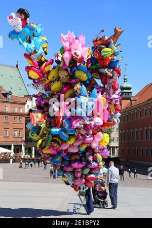 VARSOVIE,POLOGNE-MAI 16:homme non identifié vendant des ballons à la place du château.Mai 16,2015 à Varsovie, Pologne. Banque D'Images