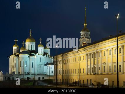 Cathédrale de la Dormition (cathédrale de l'Assomption) et bâtiment des bureaux provinciaux à Vladimir. Russie Banque D'Images