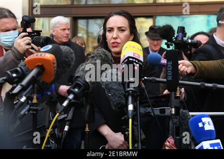 Stella Moris, la partenaire de Julian Assange, s'adresse aux médias devant le tribunal des magistrats de Westminster, à Londres, après que le fondateur de WikiLeaks s'est vu refuser la liberté sous caution alors que le gouvernement américain interjette appel contre une décision de bloquer son extradition. Banque D'Images