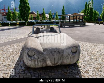 Fluelen, Suisse - 28 avril 2018 : voiture ornementale en béton aggloméré Banque D'Images