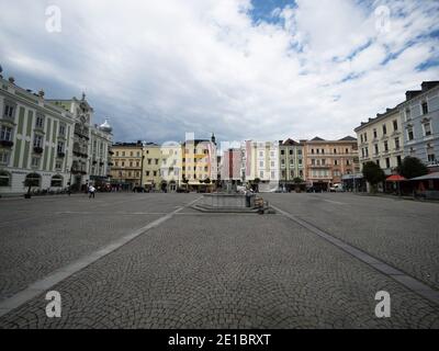 Vue panoramique sur la place principale de l'hôtel de ville de Rathausplatz Gmunden au lac Traunsee Salzkammergut haute-Autriche alpes montagnes Europe Banque D'Images