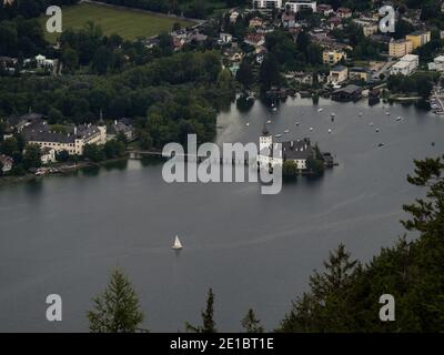 Vue panoramique sur le château d'eau médiéval blanc Schloss Ort Orth Sur le lac Traunsee à Gmunden en haute-Autriche en Europe Banque D'Images