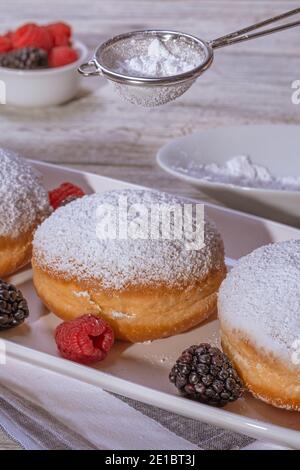 Gelée berliner de donut rempli de framboise et de mûre. Banque D'Images