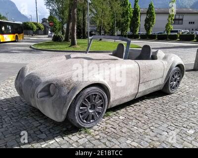 Fluelen, Suisse - 28 avril 2018 : voiture ornementale en béton aggloméré Banque D'Images