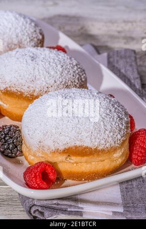 Gelée berliner de donut rempli de framboise et de mûre. Banque D'Images