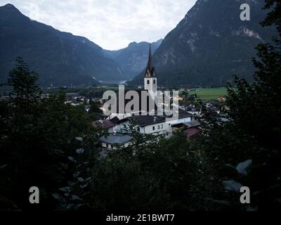 Vue panoramique sur le village alpin traditionnel avec église paroissiale Golling An der Salzach à Hallein Salzbourg Autriche Alpes montagnes Europe Banque D'Images