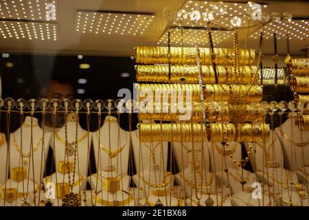 Gaziantep, Anatolie du Sud-est, Turquie. 22 décembre 2020. Gaziantep, Turquie. Bijoux d'or dans un magasin de bijoutier de la ville de Gaziantep, dans le sud de la Turquie. En Anatolie, la tradition de la fabrication de bijoux en or remonte à plus de 5,000 ans, et selon le Conseil mondial de l'or, la Turquie est actuellement le troisième plus grand centre de fabrication mondial de bijoux en or crédit: Muhammad ATA/IMAGESLIVE/ZUMA Wire/Alay Live News Banque D'Images