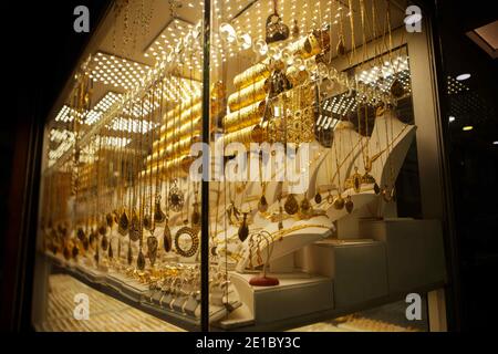 Gaziantep, Anatolie du Sud-est, Turquie. 22 décembre 2020. Gaziantep, Turquie. Bijoux d'or dans un magasin de bijoutier de la ville de Gaziantep, dans le sud de la Turquie. En Anatolie, la tradition de la fabrication de bijoux en or remonte à plus de 5,000 ans, et selon le Conseil mondial de l'or, la Turquie est actuellement le troisième plus grand centre de fabrication mondial de bijoux en or crédit: Muhammad ATA/IMAGESLIVE/ZUMA Wire/Alay Live News Banque D'Images