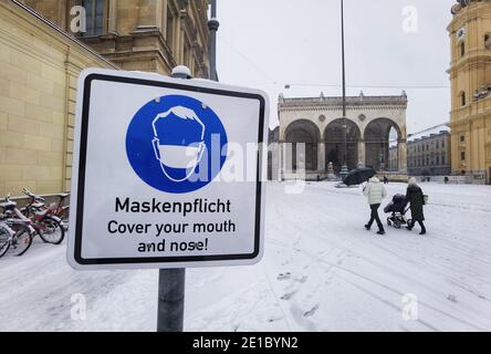 6 janvier 2021, Munich, Bavière, Allemagne : Un panneau d'exigence de masque en face de la Feldherrnhalle à Munich, Allemagne pendant la première tempête de neige notable de 2021 et la première tempête de neige réelle de l'hiver 2020/2021.Ã‚la région n'a vu qu'un dépoussiérage précédent de neige.Ã‚la neige coïncide également avec Epiphany (ger: heilige Drei Koenige, les trois rois saints) (Credit image: © Sachelle Babbar/ZUMA Wire) Banque D'Images