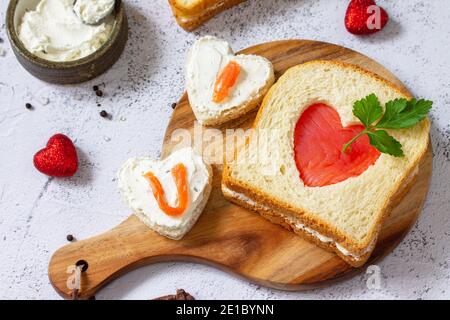 Petit-déjeuner pour la Saint-Valentin ou la fête des mères, toast au saumon et au fromage blanc avec l'inscription Je t'aime. Banque D'Images