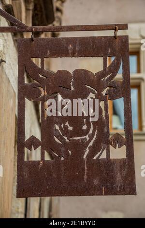 Noyers sur Serein, France 17 mai 2013 : enseigne Butchers dans le beau village de Noyers sur Serein, Bourgogne Banque D'Images