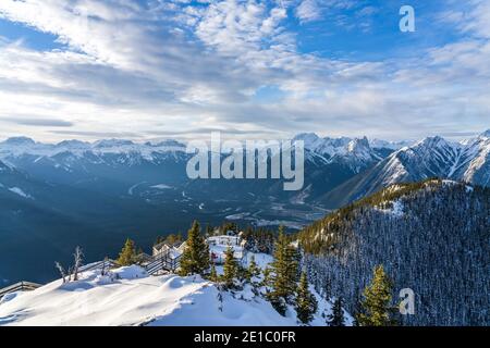 Sentier de la montagne de soufre, escaliers en bois et promenades le long du sommet. Parc national Banff, Rocheuses canadiennes. AB, Canada Banque D'Images